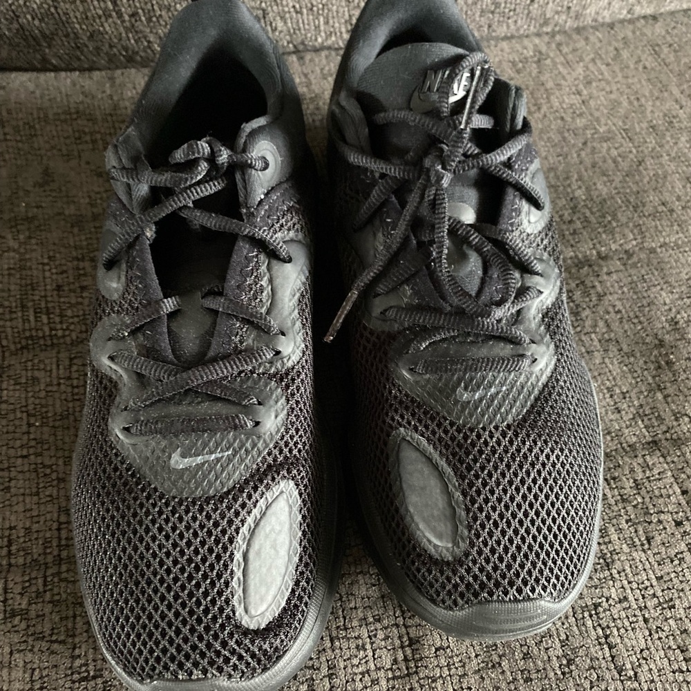 Like NEW Nike sportswear sneakers